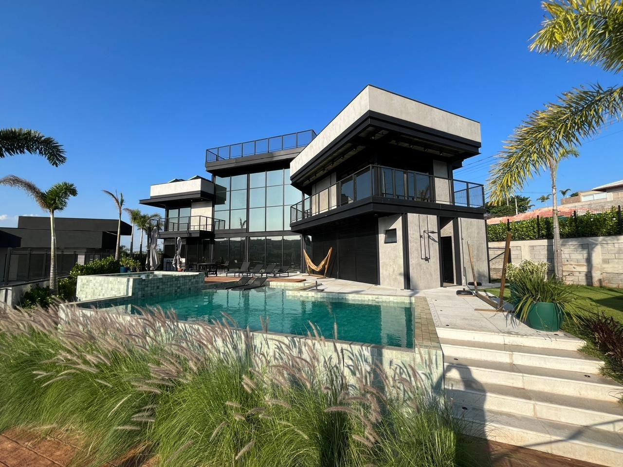 Residência contemporânea com grandes superfícies envidraçadas