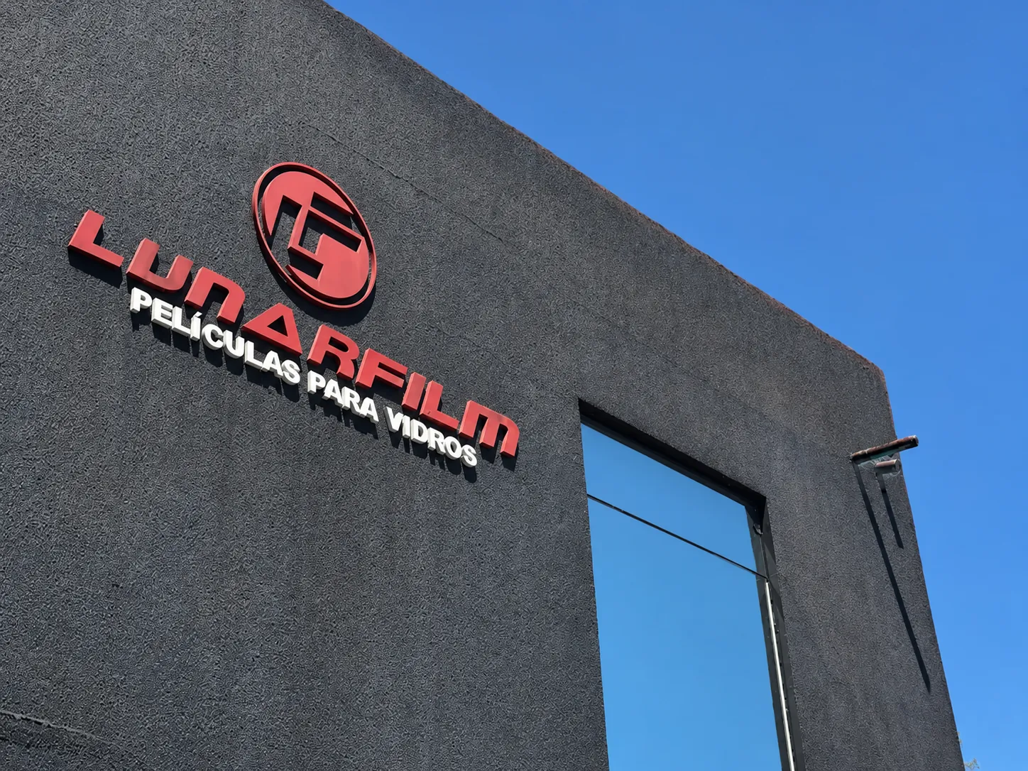 Fachada da Lunarfilm com a marca da empresa