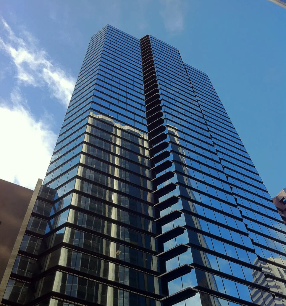 Edifício comercial com fachada envidraçada