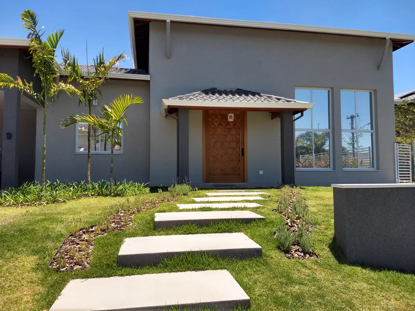 Casa com janelas residenciais amplas
